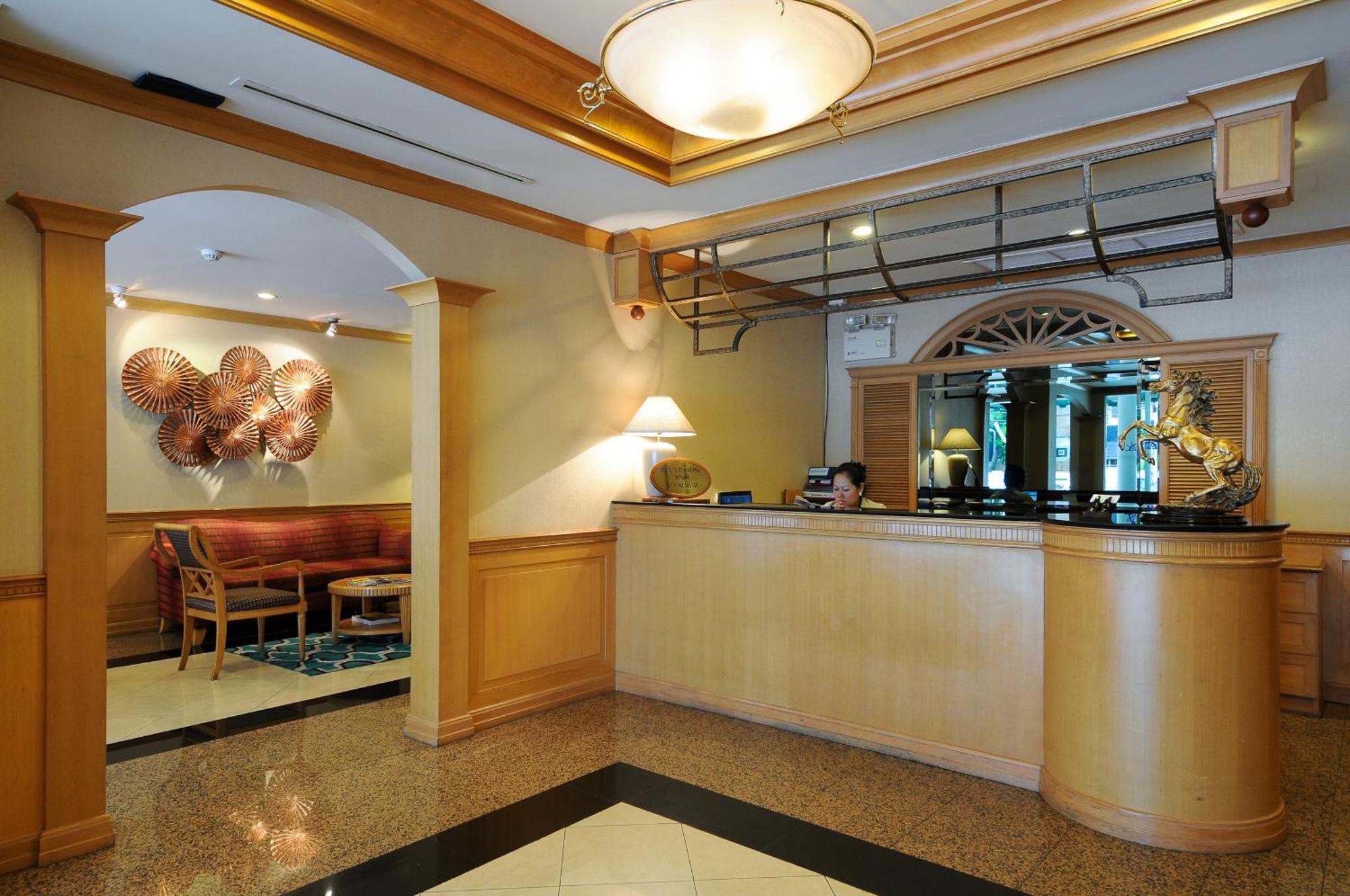 Admiral Suites Банкок Екстериор снимка